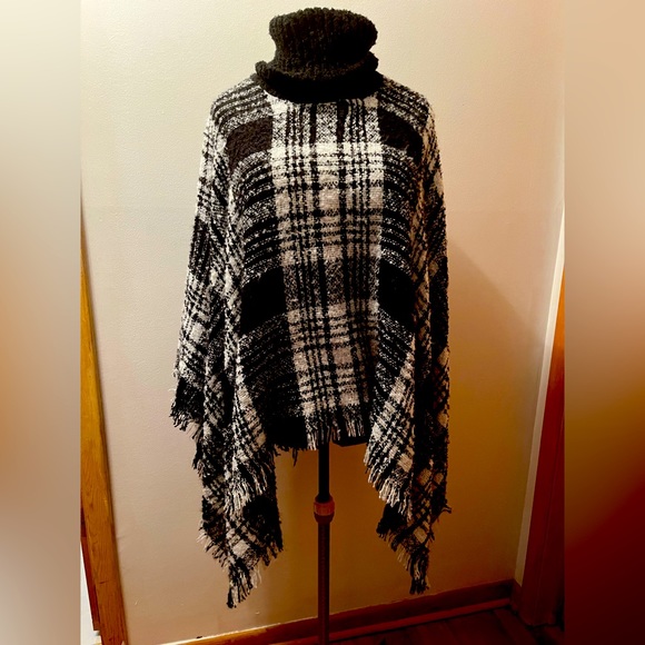 Sweaters - 🎄🎅 Comfy Poncho, black and white, lightweight.
